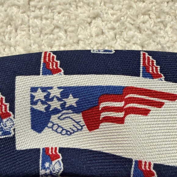 Vineyard Vines Tied To A Cause Men's tie - Picture 3 of 3